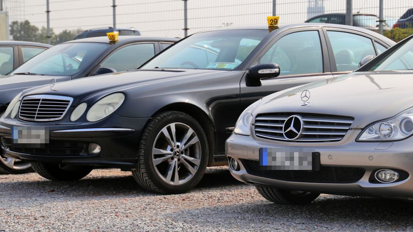 Beschlagnahmte Fahrzeuge: Die Polizei hat Luxusautos in Duisburg sichergestellt, als ihre Besitzer damit zum Jobcenter fuhren.
