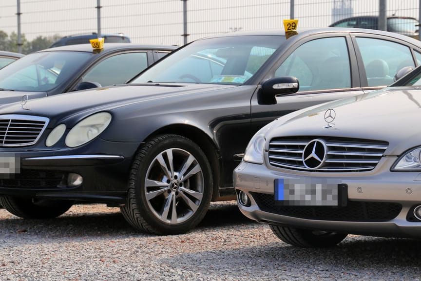 Beschlagnahmte Fahrzeuge: Die Polizei hat Luxusautos in Duisburg sichergestellt, als ihre Besitzer damit zum Jobcenter fuhren.