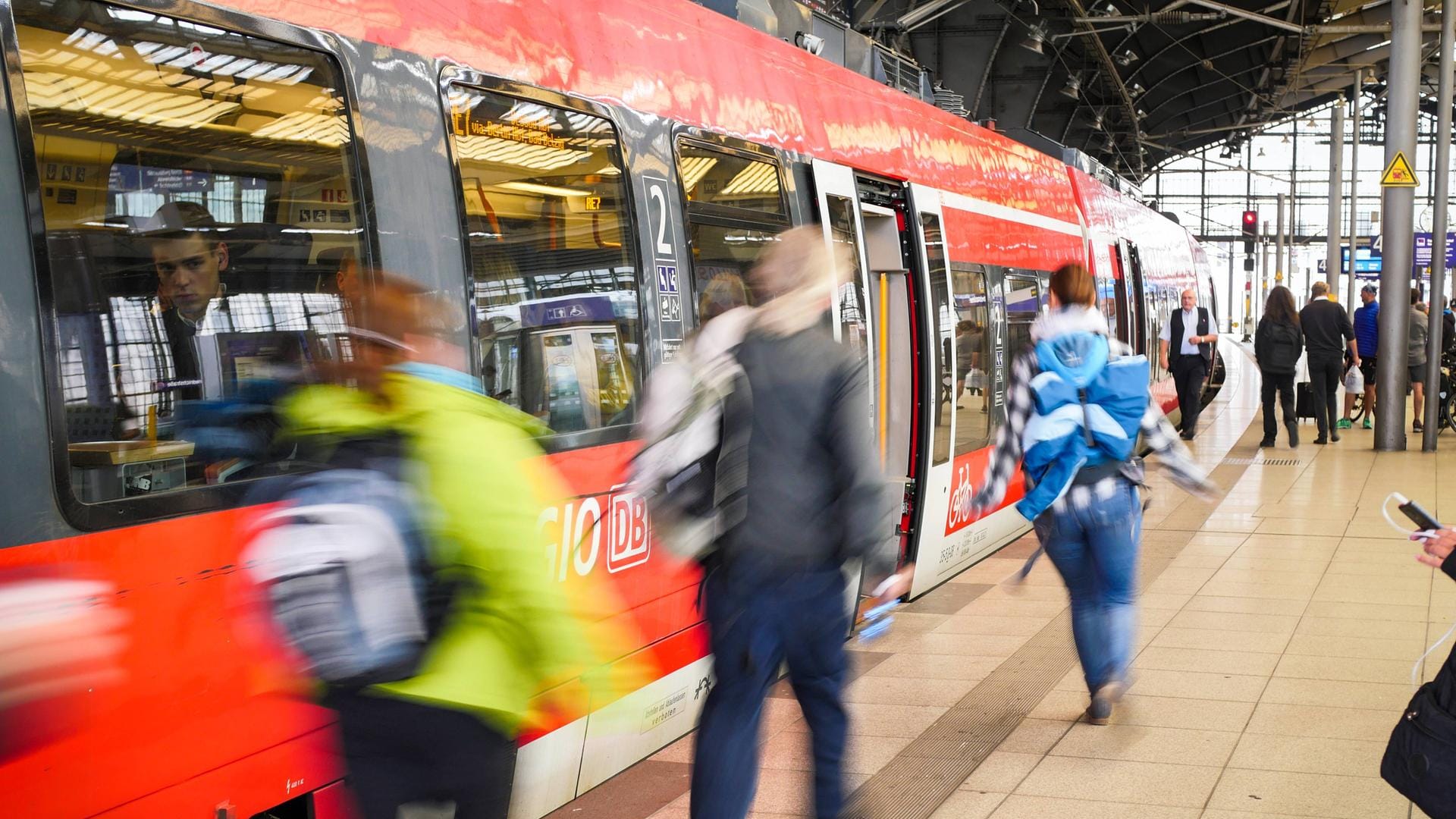 Zug am Bahnhof: Mit dem Ride-Pooling-Dienst kommen Reisende ganz bequem nach Hause.