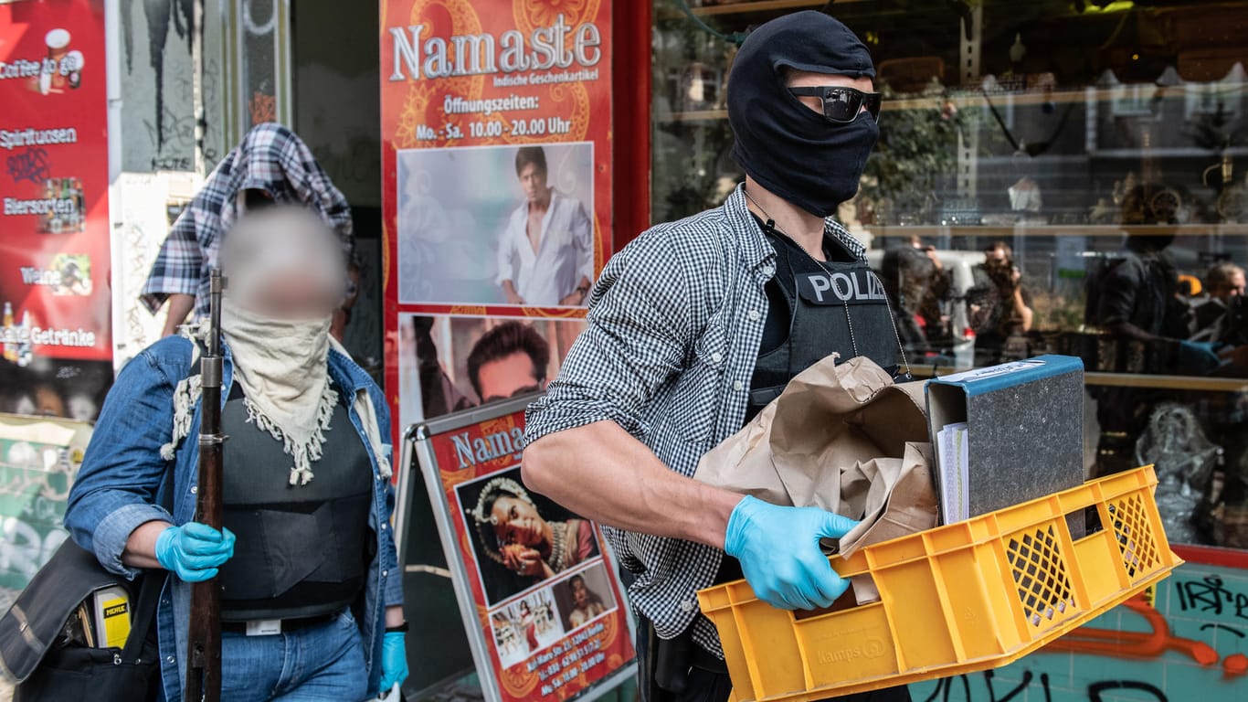 Razzia in Berlin: Beamte der Polizei bringen sichergestellte Gegenstände nach einer Razzia in einer Wohnung eines Mitglieds einer arabischen Großfamilie zu ihrem Auto. Ermittelt wird unter anderem wegen des Verdachts des Verstoßes gegen das Waffengesetz.