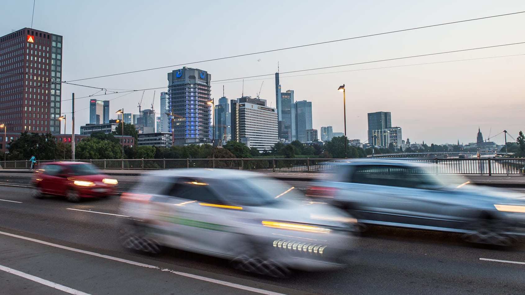 Frankfurt am Main, Hessen: Pendler fahren im Berufsverkehr mit ihren Autos über die Friedensbrücke.