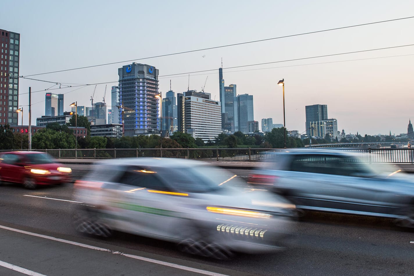 Frankfurt am Main, Hessen: Pendler fahren im Berufsverkehr mit ihren Autos über die Friedensbrücke.
