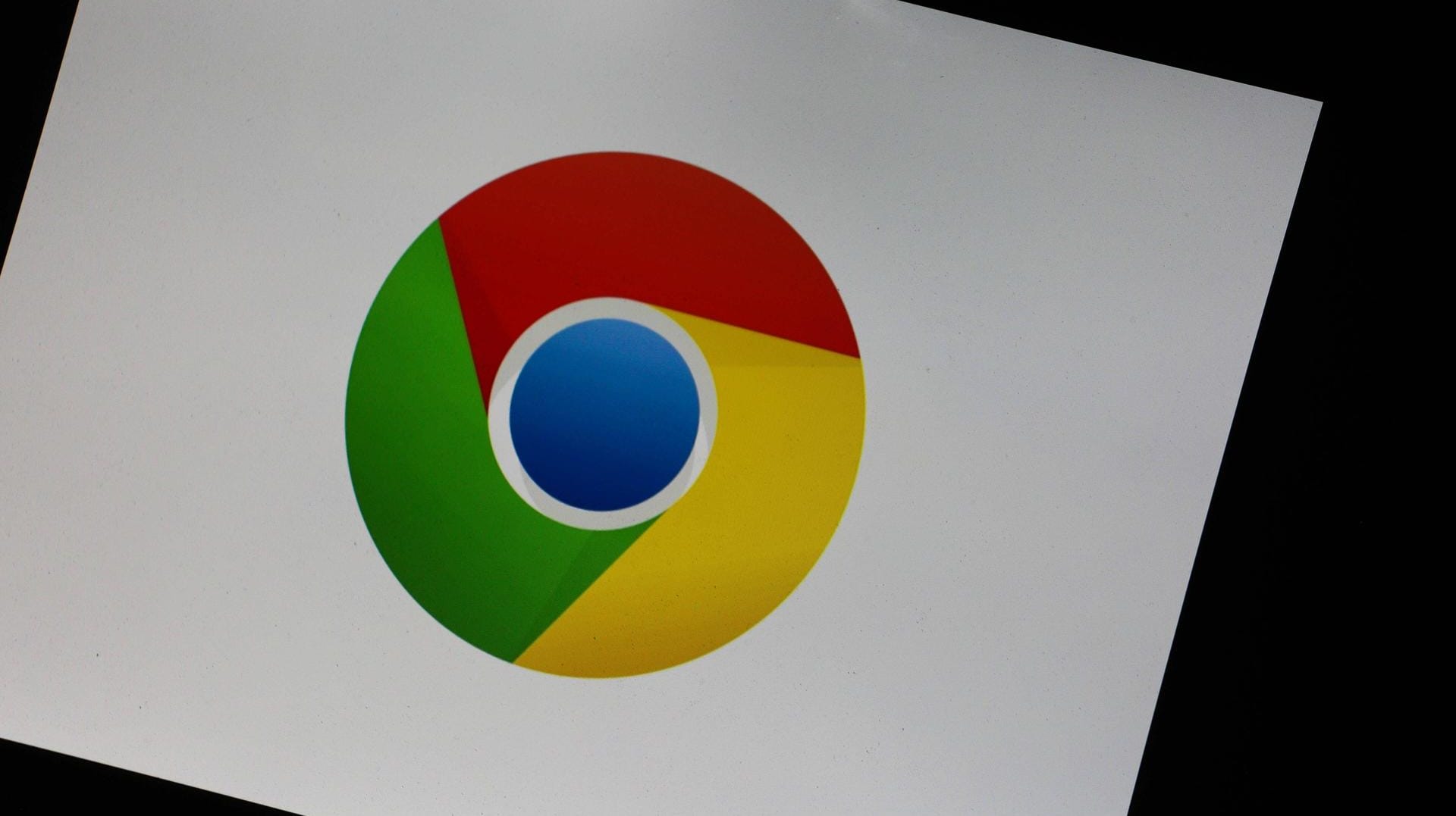 Chrome-Logo auf einem Bildschirm. Der Browser wurde zehn Jahre alt.