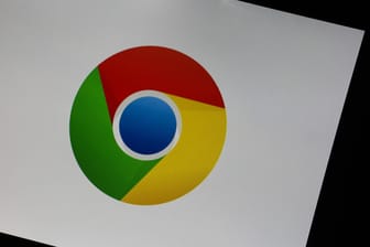 Chrome-Logo auf einem Bildschirm. Der Browser wurde zehn Jahre alt.