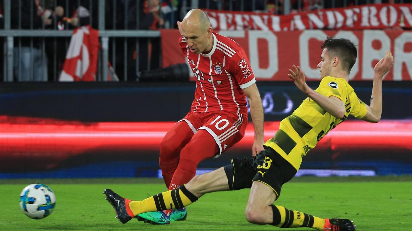 Bayerns Arjen Robben (l.) gegen Dortmunds Julian Weigl: Beim letzten Aufeinandertreffen in der Liga gewann der deutsche Rekordmeister 6:0.