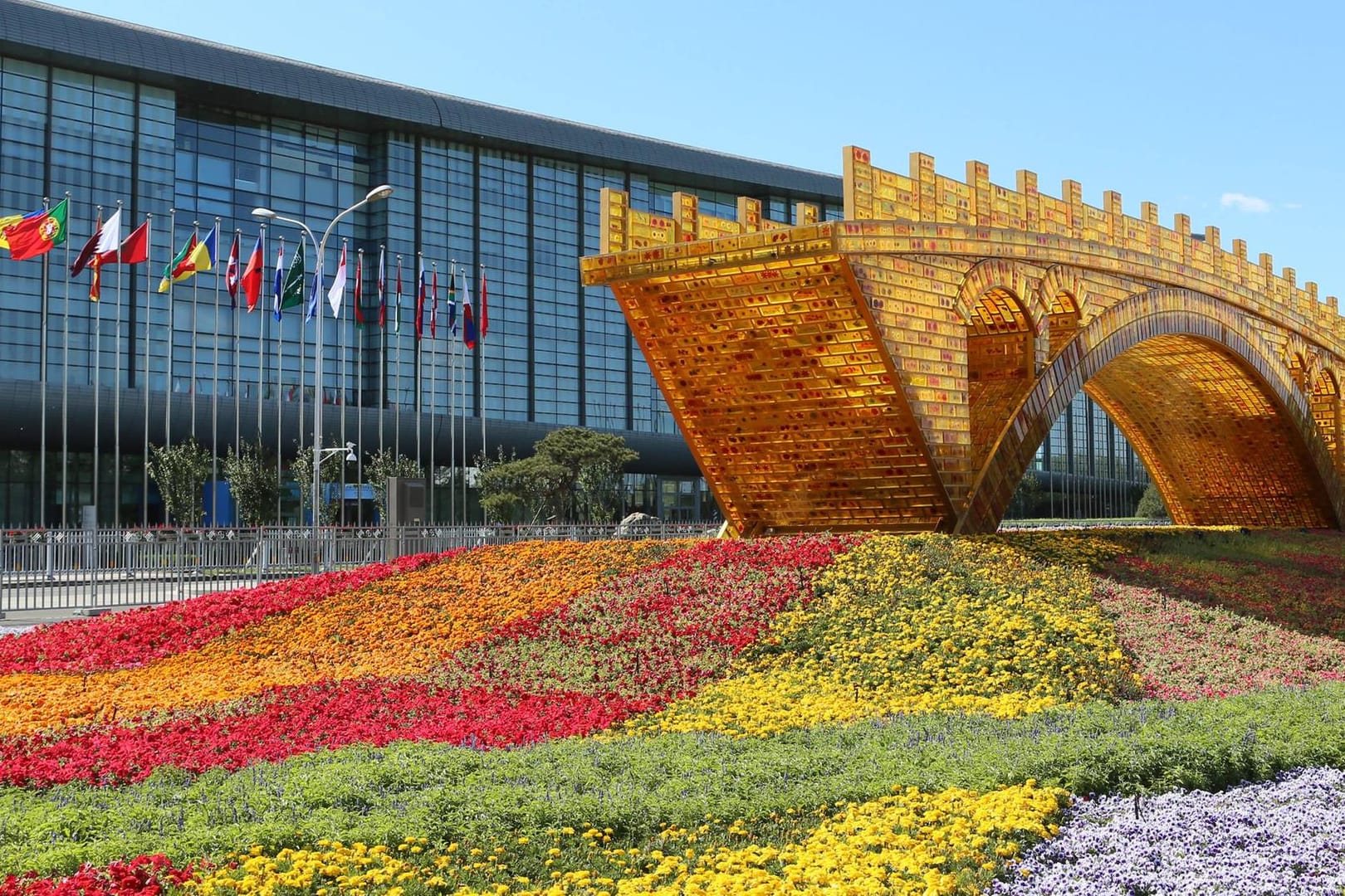 Das National Convention Center in Beijing: Vor dem Gebäude steht eine goldene Brücke, die Chinas Prestigeprojekt, die "Neue Seidenstraße", repräsentieren soll.