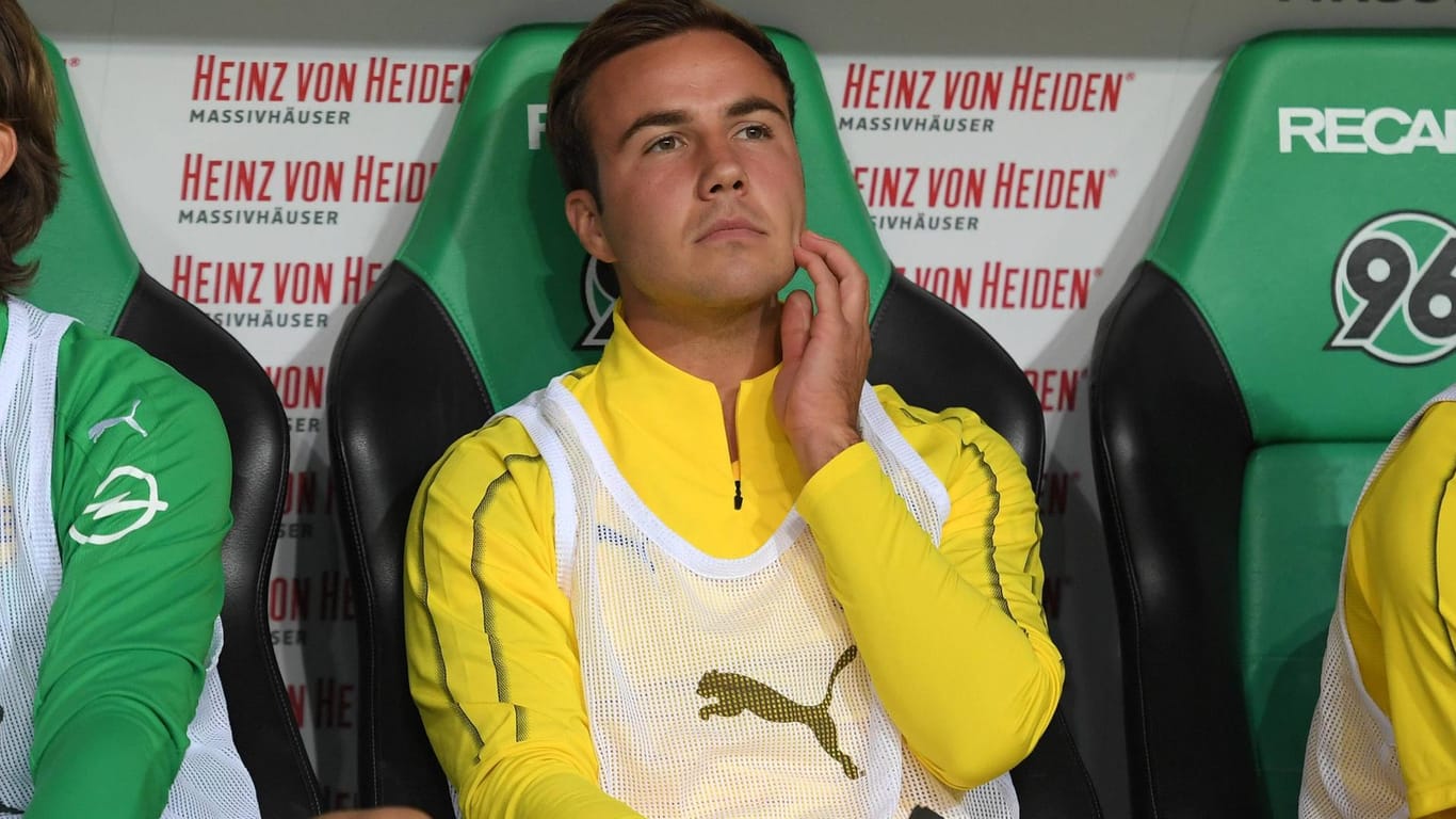 Unzufrieden: Mario Götze auf der BVB-Bank beim 0:0 in Hannover.