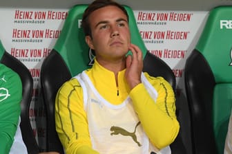 Unzufrieden: Mario Götze auf der BVB-Bank beim 0:0 in Hannover.