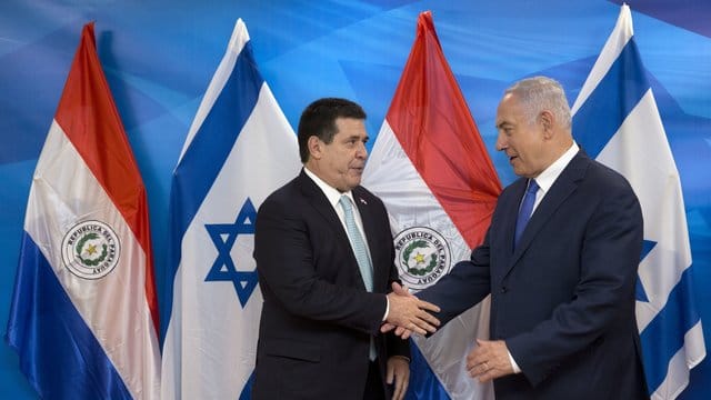 Horacio Cartes, damaliger Präsident von Paraguay, und Benjamin Netanjahu bei der Eröffnung der paraguayischen Botschaft in Jerusalem im Mai. Horacio Cartes, damaliger Präsident von Paraguay, und Benjamin Netanjahu bei der Eröffnung der paraguayischen Botschaft in Jerusalem im Mai.