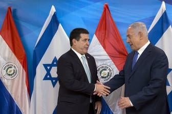 Horacio Cartes, damaliger Präsident von Paraguay, und Benjamin Netanjahu bei der Eröffnung der paraguayischen Botschaft in Jerusalem im Mai.