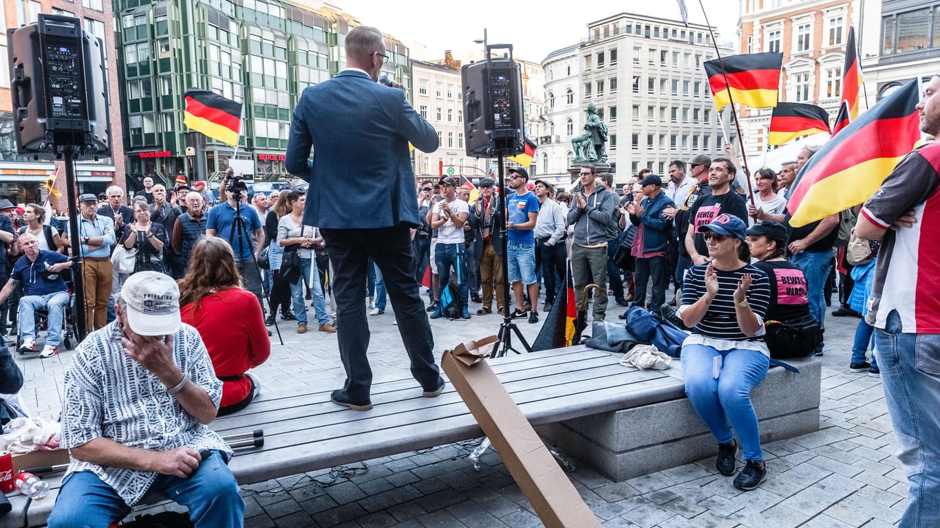Dennis Augustin, Kreisvorsitzender des AfD Landesverbandes Südwest-Mecklenburg, spricht vor Teilnehmer einer "Merkel muss weg!" Kundgebung auf dem Gänsemarkt.