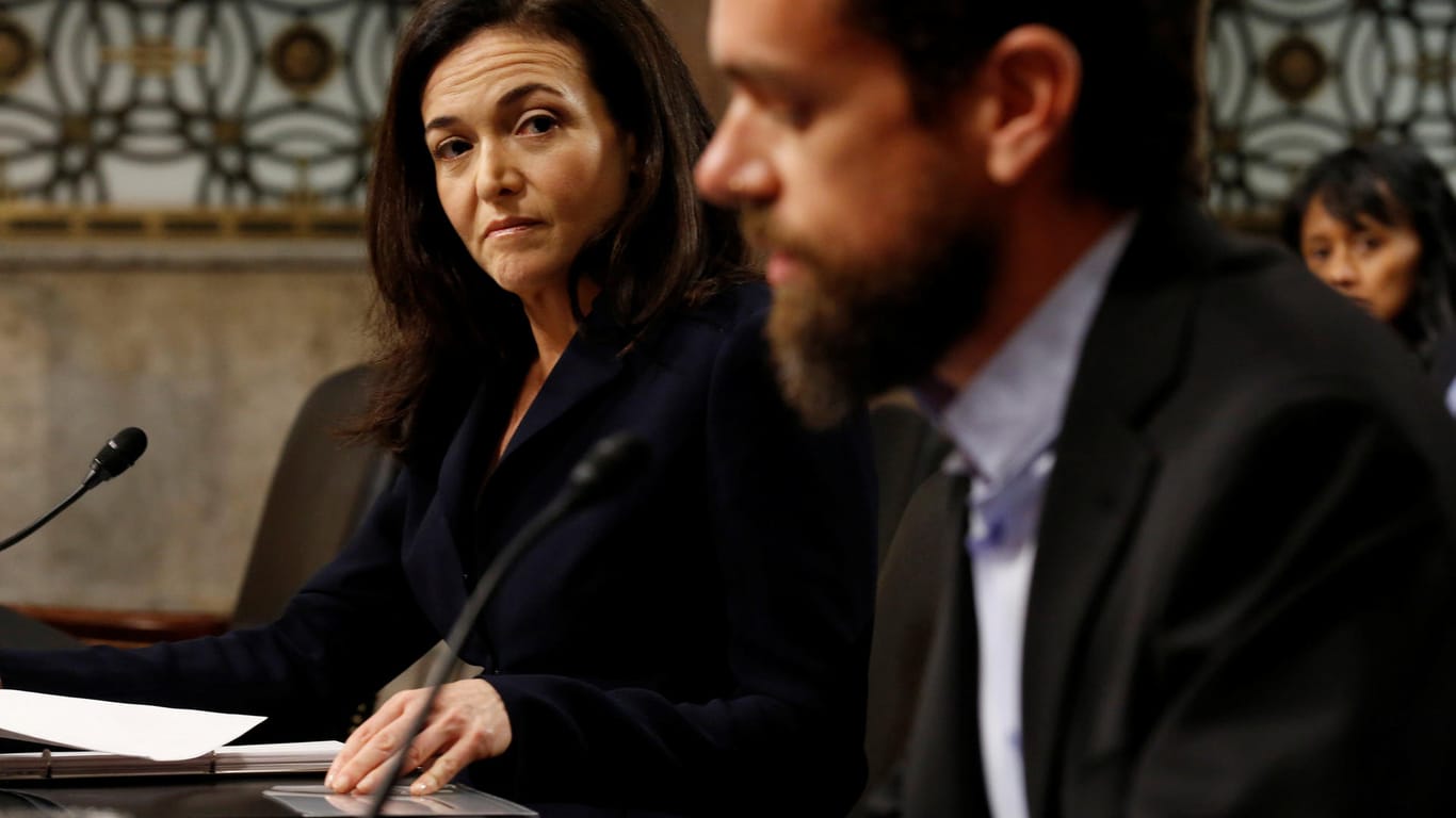 Sheryl Sandberg und Jack Dorsey: Die Chefs von Facebook und Twitter räumten Fehler bei ihrer Anhörung im US-Senat ein.