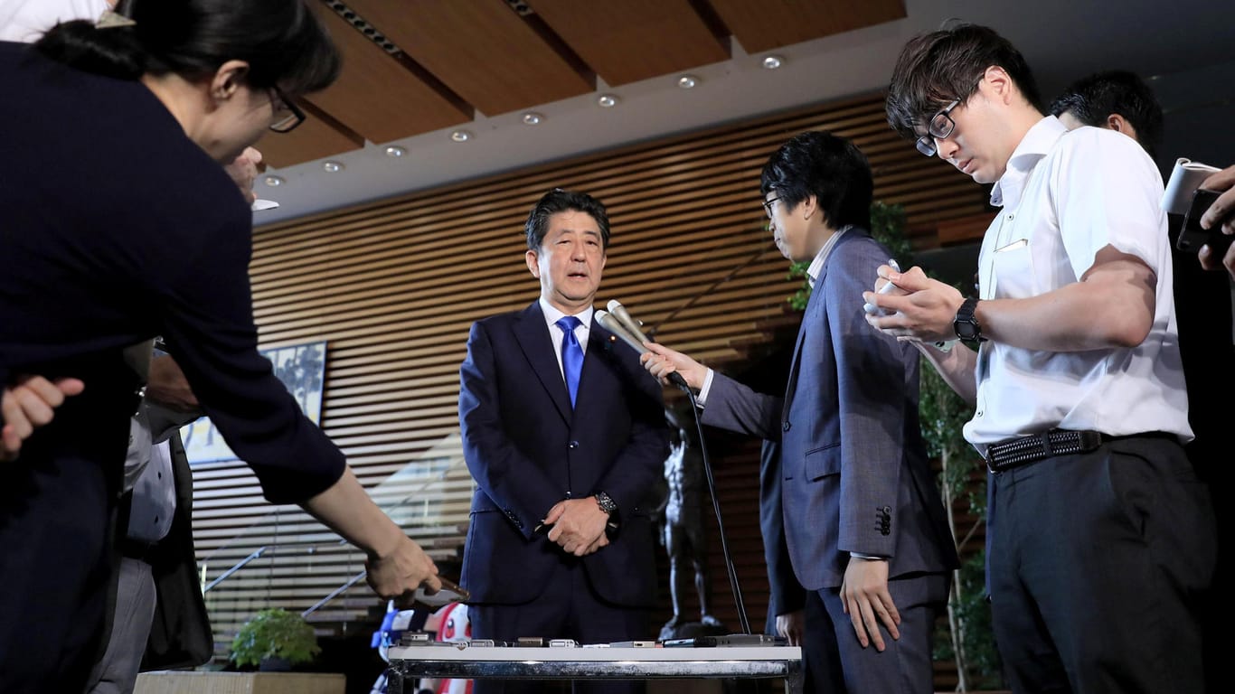 Japans Regierungschef Shinzo Abe spricht zur Presse: Auf der Hauptinsel Hokkaido hat es ein schweres Beben gegeben.