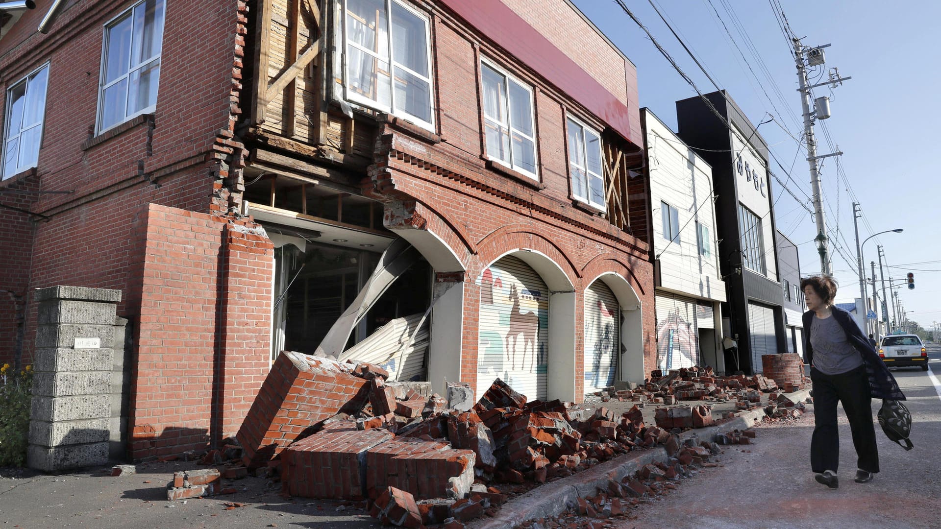 Ein zerstörtes Haus in der japanischen Stadt Abira: Das Beben auf der Insel Hokkaido hat schwere Schäden hinterlassen.