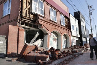 Ein zerstörtes Haus in der japanischen Stadt Abira: Das Beben auf der Insel Hokkaido hat schwere Schäden hinterlassen.