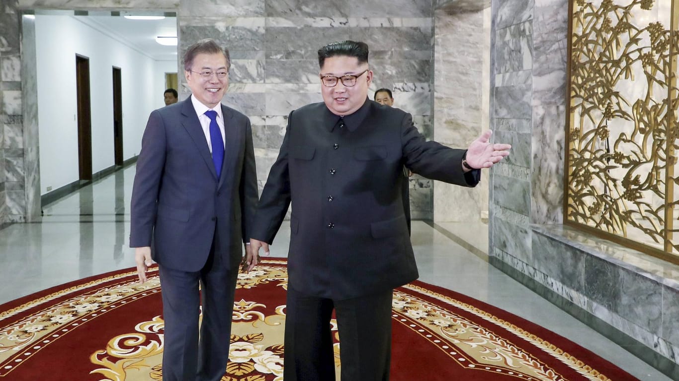 Kim Jong-Un und Moon Jae-In bei ihrem Treffen im Mai. Nun steht der Termin für den nächste innerkoreanischen Gipfel.