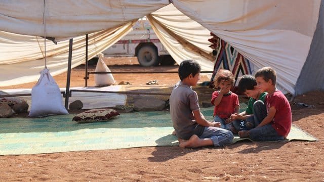 Diese Kinder mussten wegen andauernder Angriffe Flüchtlingslager in der Provinz Idlib verlassen. Diese Kinder mussten wegen andauernder Angriffe Flüchtlingslager in der Provinz Idlib verlassen.