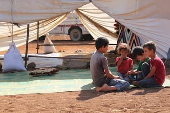 Diese Kinder mussten wegen andauernder Angriffe Flüchtlingslager in der Provinz Idlib verlassen.
