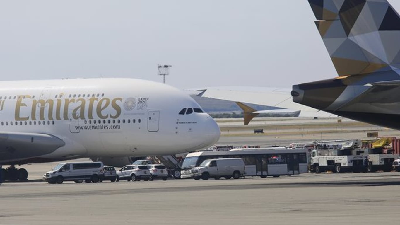 Ein aus Dubai kommendes Emirates-Flugzeug ist wegen mehrer kranker Passagiere unter Quarantäne gestellt worden.