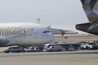 Ein aus Dubai kommendes Emirates-Flugzeug ist wegen mehrer kranker Passagiere unter Quarantäne gestellt worden.