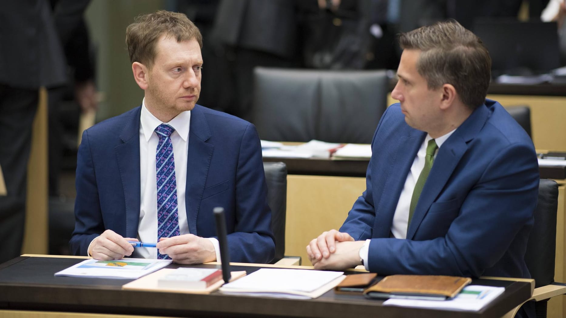 Sachsens Ministerpräsident Michael Kretschmer (CDU) und sein Vize Martin Dulig (SPD) vor einer Sitzung im Bundesrat: Für Dulig waren die Szenen in Chemnitz beklemmend. Sachsens Ministerpräsident Michael Kretschmer (CDU) und sein Vize Martin Dulig (SPD) vor einer Sitzung im Bundesrat: Für Dulig waren die Szenen in Chemnitz beklemmend.