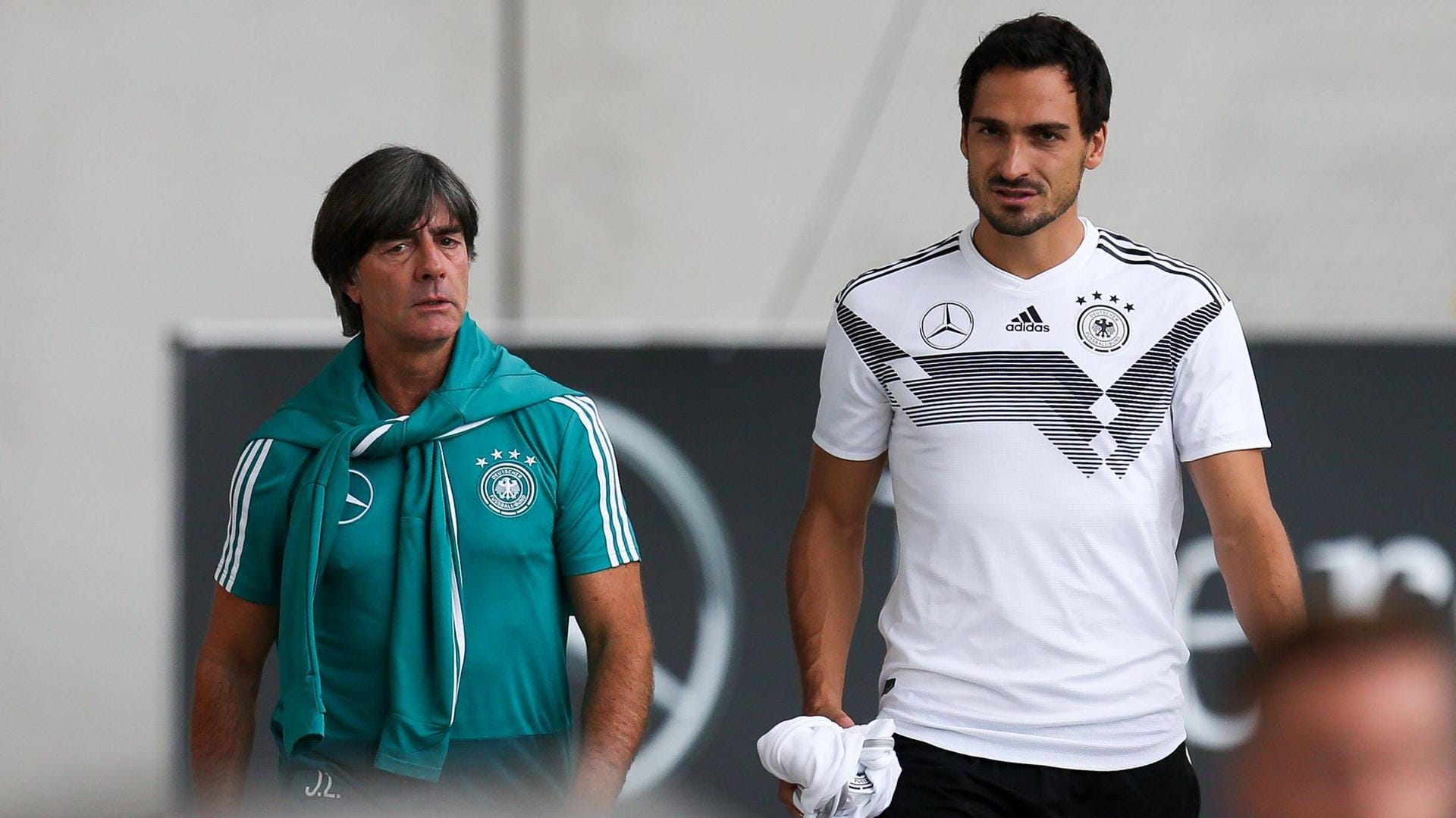 "Löw hat überhaupt nichts von seinem Stellenwert verloren": Mats Hummels (r.) stellt sich vor den anstehenden Länderspielern hinter seinen Bundestrainer.