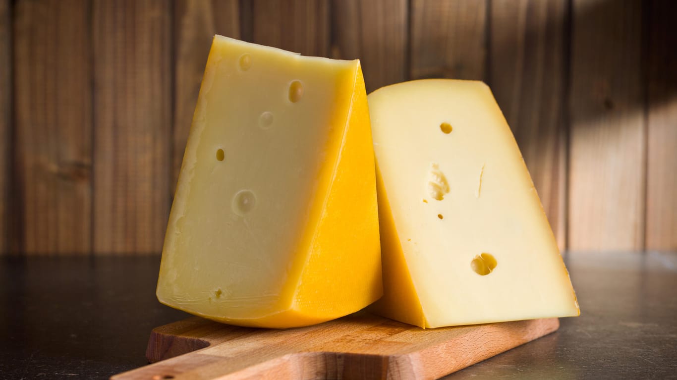 Käsestücke: Die richtige Lagerung von Käse ist wichtig, damit er möglichst lange frisch bleibt.