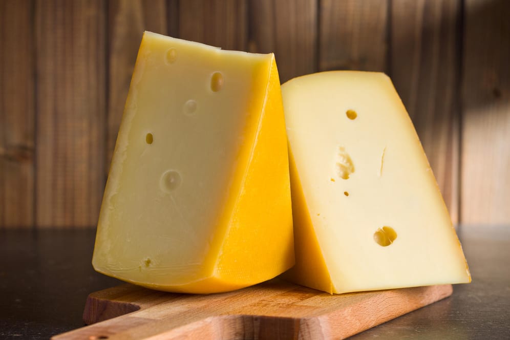 Käsestücke: Die richtige Lagerung von Käse ist wichtig, damit er möglichst lange frisch bleibt.