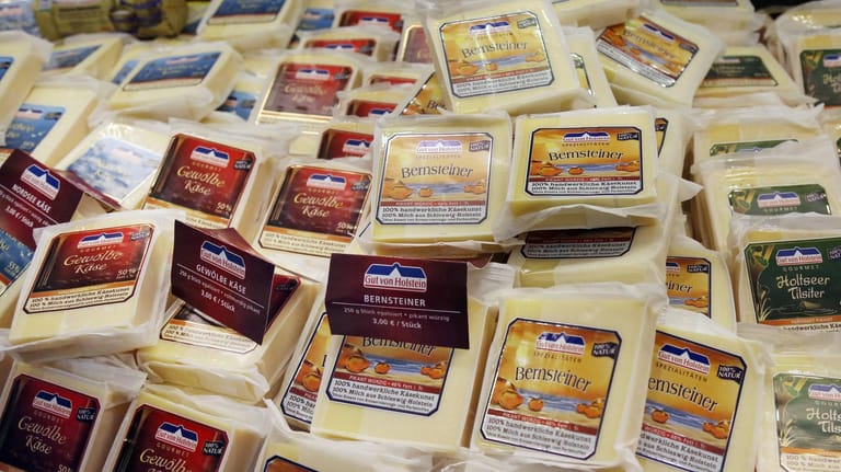 Abgepackter Käse: Zu Hause sollte Käse aus der luftdichten Verpackung geholt werden.