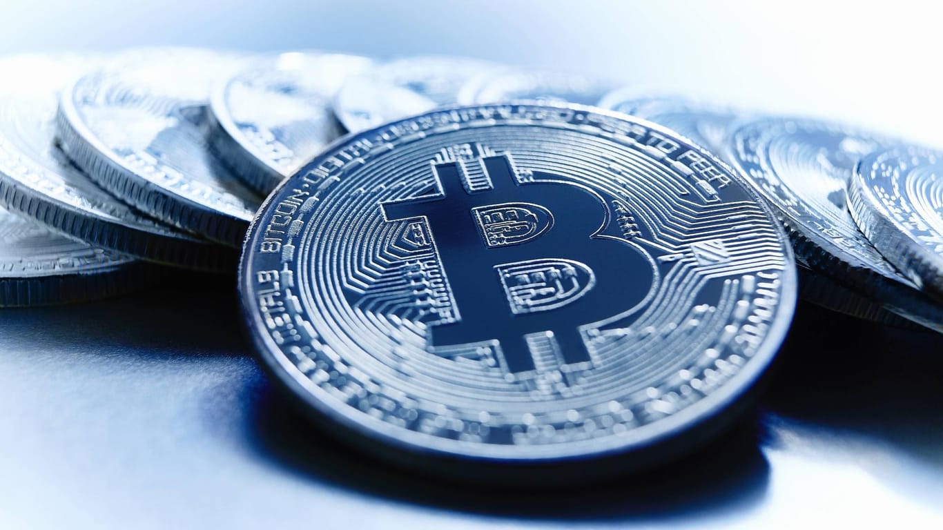 Bitcoins in blau: Die Kryptowährung hat erneut an Wert verloren.