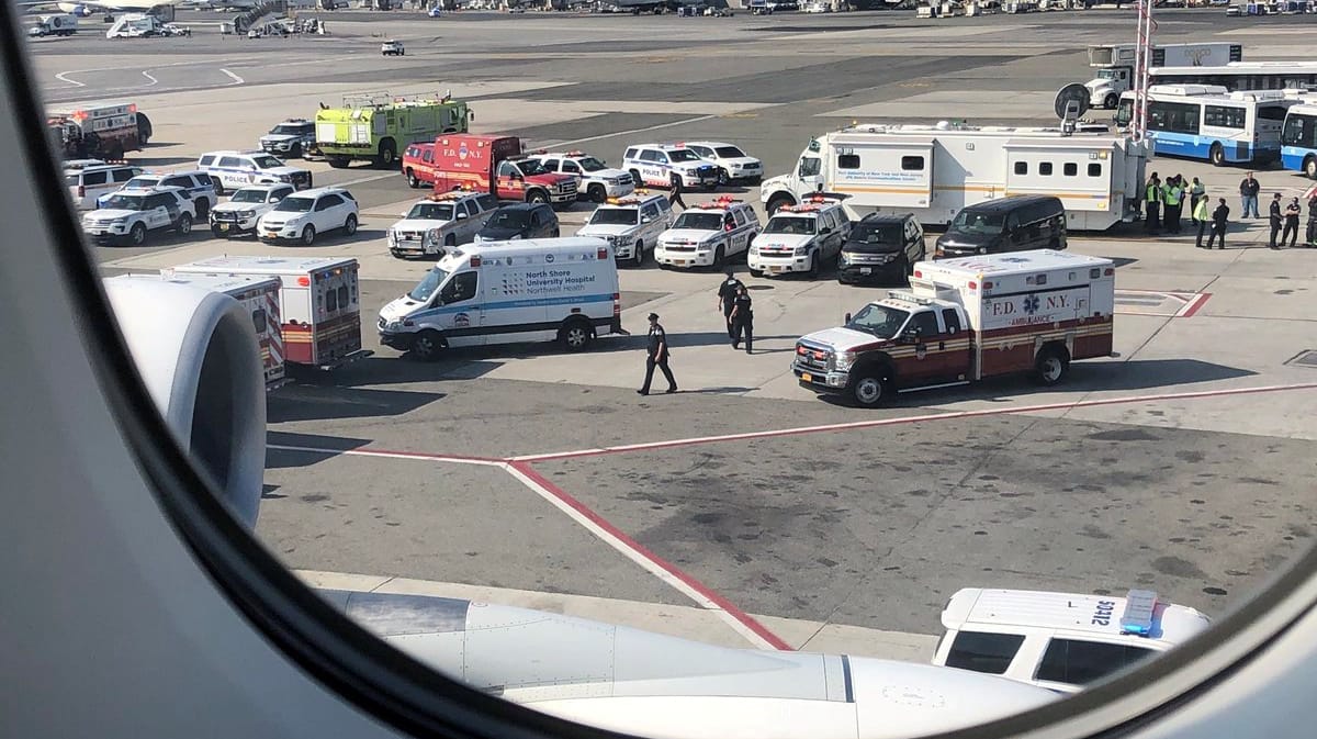 Rettungsfahrzeuge am Flughafen JFK: Zehn der Passagiere mussten ins Krankenhaus gebracht werden – darunter sieben Crew-Mitglieder. Rettungsfahrzeuge am Flughafen JFK: Zehn der Passagiere mussten ins Krankenhaus gebracht werden – darunter sieben Crew-Mitglieder.