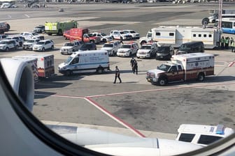 Rettungsfahrzeuge am Flughafen JFK: Zehn der Passagiere mussten ins Krankenhaus gebracht werden – darunter sieben Crew-Mitglieder.