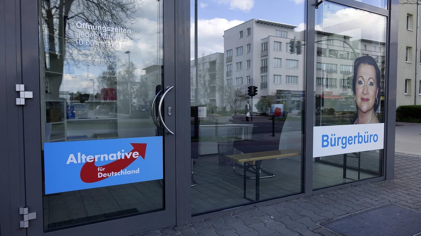 Das Bürgerbüro der Alternative für Deutschland in Brandenburg: Während die AfD im Osten Präsenz zeigt, ist die SPD auf Sinnsuche.