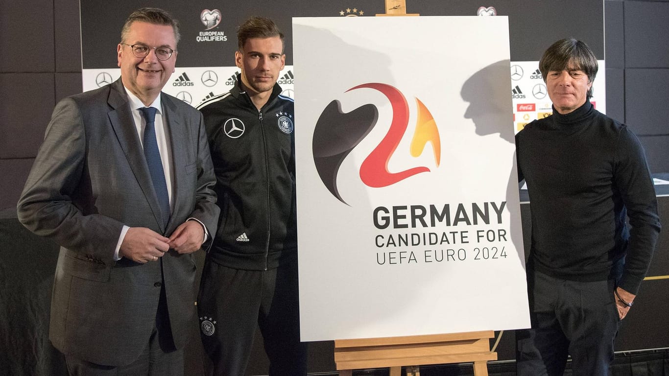 Blicken zuversichtlich auf die EM 2024: DFB-Präsident Reinhard Grindel (l.), Leon Goretzka und Bundestrainer Joachim Löw (r.).