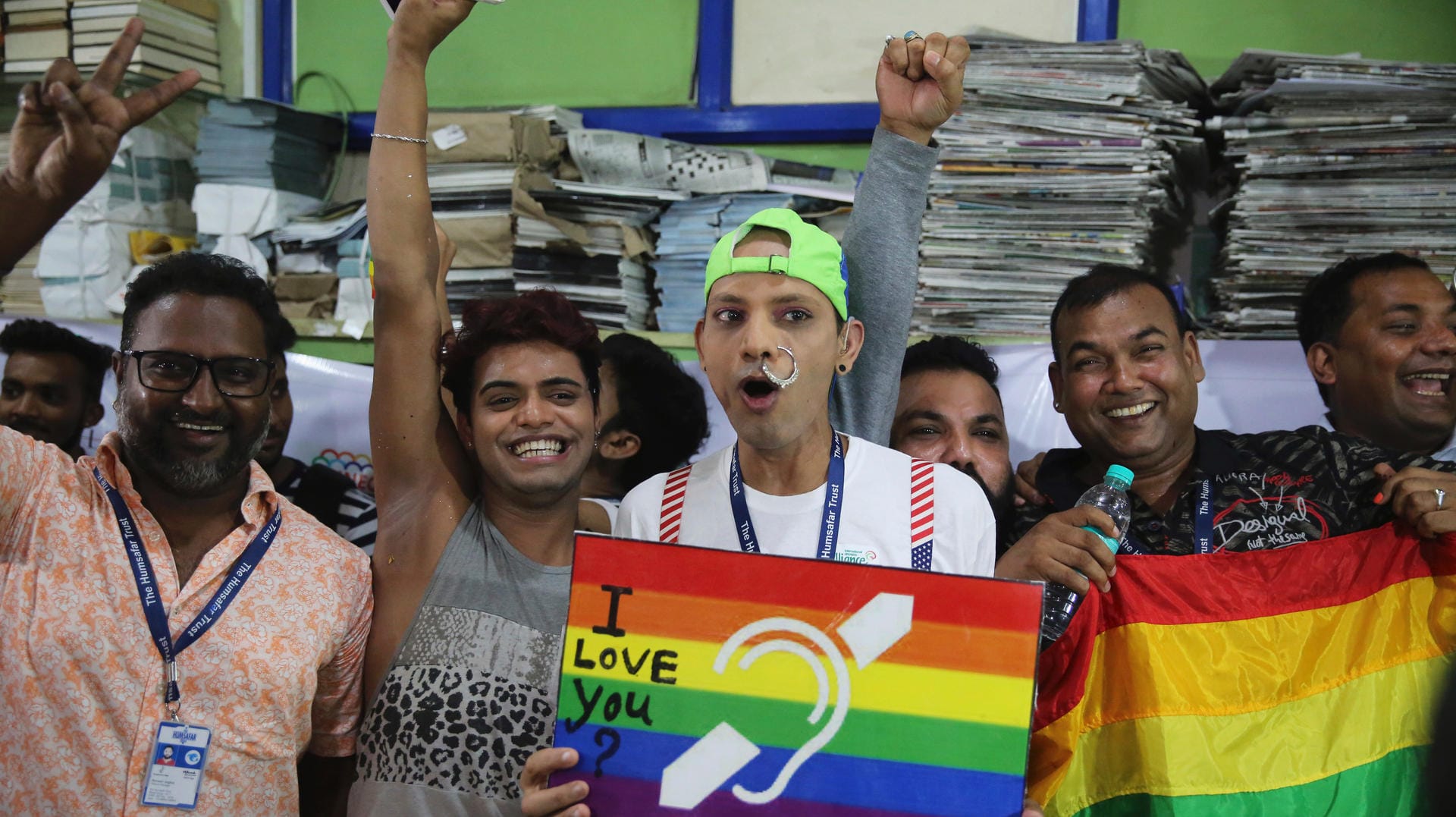 Mitglieder der LGBT-Gemeinschaft: Zahlreiche Menschen haben nach der Gesetzesverkündigung auf den Straßen Indiens gefeiert. Mitglieder der LGBT-Gemeinschaft: Zahlreiche Menschen haben nach der Gesetzesverkündigung auf den Straßen Indiens gefeiert.