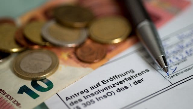 Neben dem Insolvenzantrag muss ein Anhörungsbogen beim Insolvenzgericht eingereicht werden.