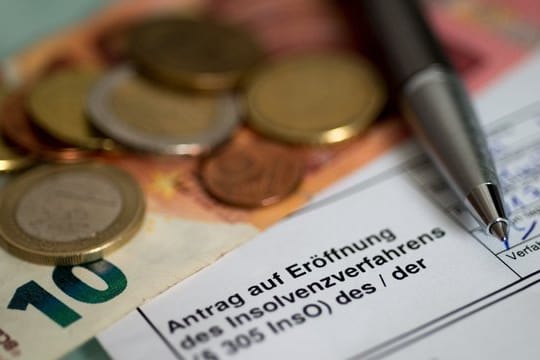 Neben dem Insolvenzantrag muss ein Anhörungsbogen beim Insolvenzgericht eingereicht werden.