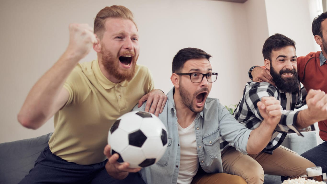 Jubelnde Männer: Fußball fesselt und entfacht bei Männern besonders viele Emotionen.