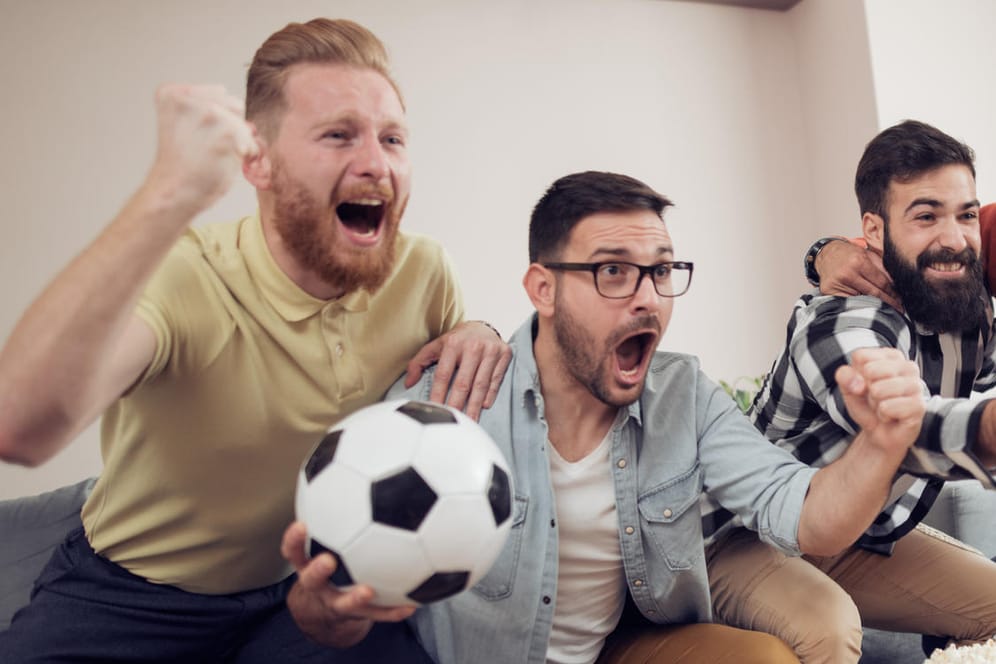 Jubelnde Männer: Fußball fesselt und entfacht bei Männern besonders viele Emotionen.