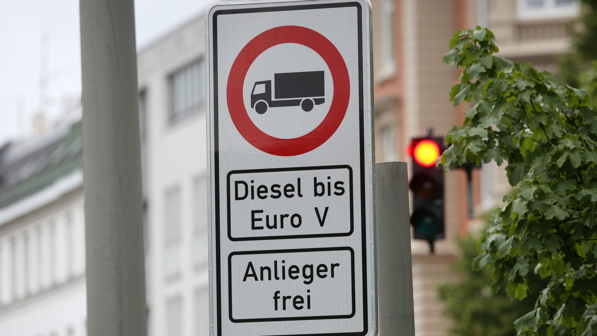 Fahrverbotsschild für Fahrzeuge mit Dieselmotor bis Euro 5: Nur Autos, die die gesetzlichen Grenzwerte einhalten, würden die neue Plakette bekommen. Fahrverbotsschild für Fahrzeuge mit Dieselmotor bis Euro 5: Nur Autos, die die gesetzlichen Grenzwerte einhalten, würden die neue Plakette bekommen.