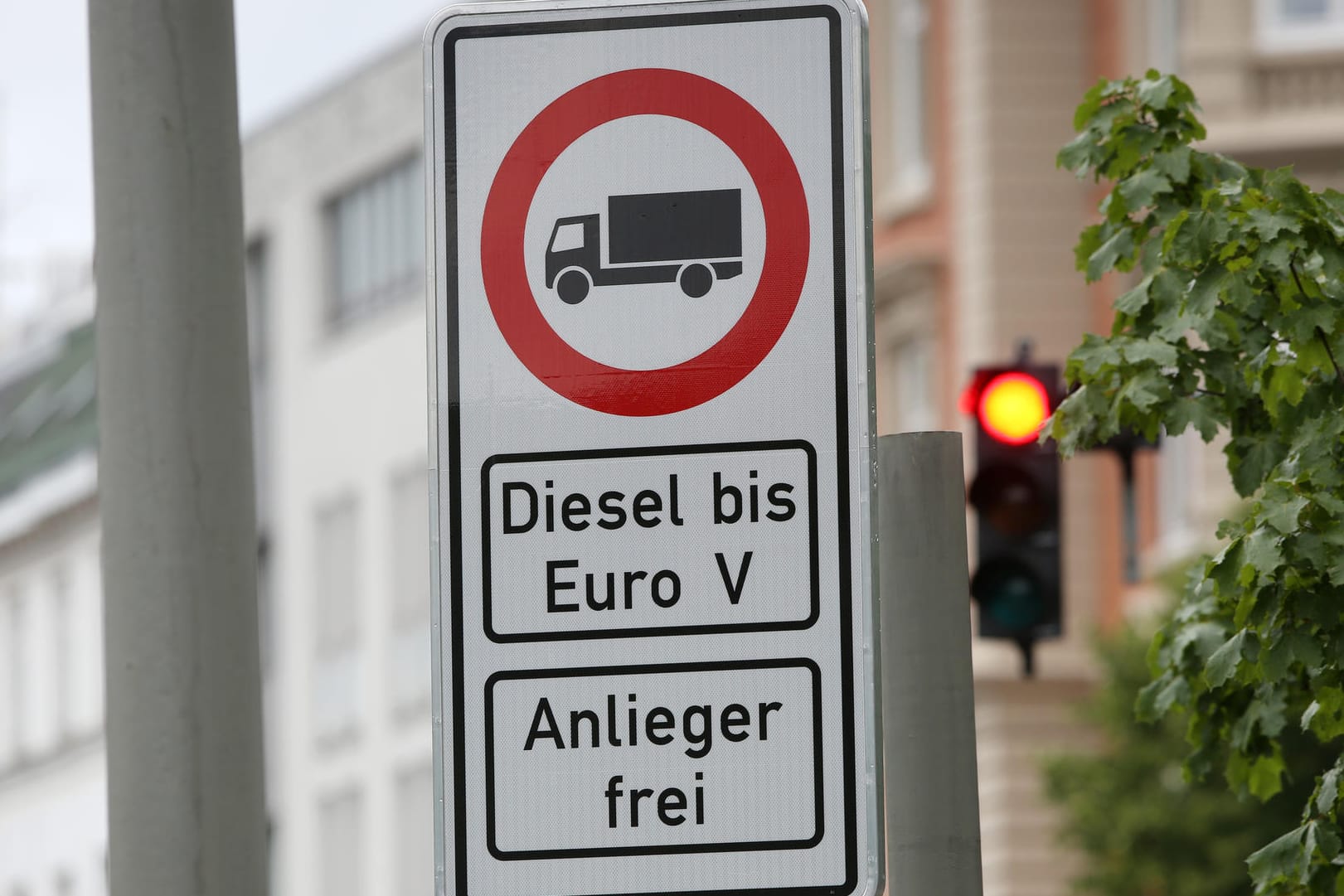 Fahrverbotsschild für Fahrzeuge mit Dieselmotor bis Euro 5: Nur Autos, die die gesetzlichen Grenzwerte einhalten, würden die neue Plakette bekommen.