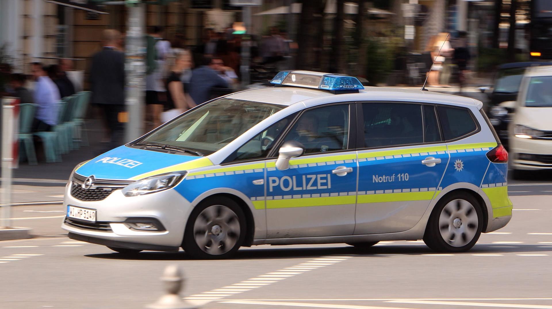 Polizei im Einsatz: Spezialeinsatzkräfte der Polizei konnte den Mann durch einen Schuss in die Hand überwältigen. Polizei im Einsatz: Spezialeinsatzkräfte der Polizei konnte den Mann durch einen Schuss in die Hand überwältigen.