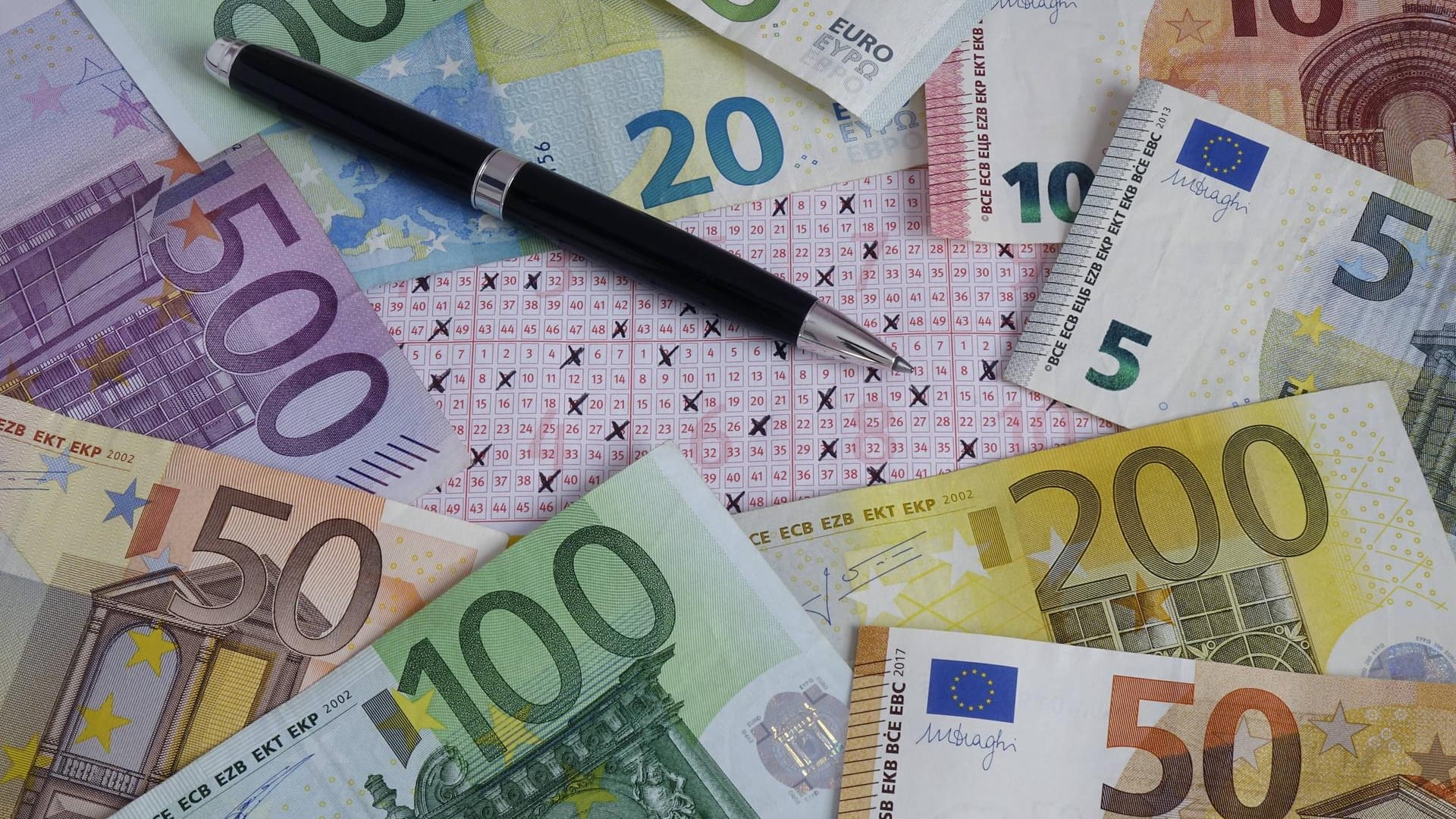 Geldscheine über einen Lottoschein: Der Lottogewinn über 29 Millionen Euro geht nach Hessen. Geldscheine über einen Lottoschein: Der Lottogewinn über 29 Millionen Euro geht nach Hessen.