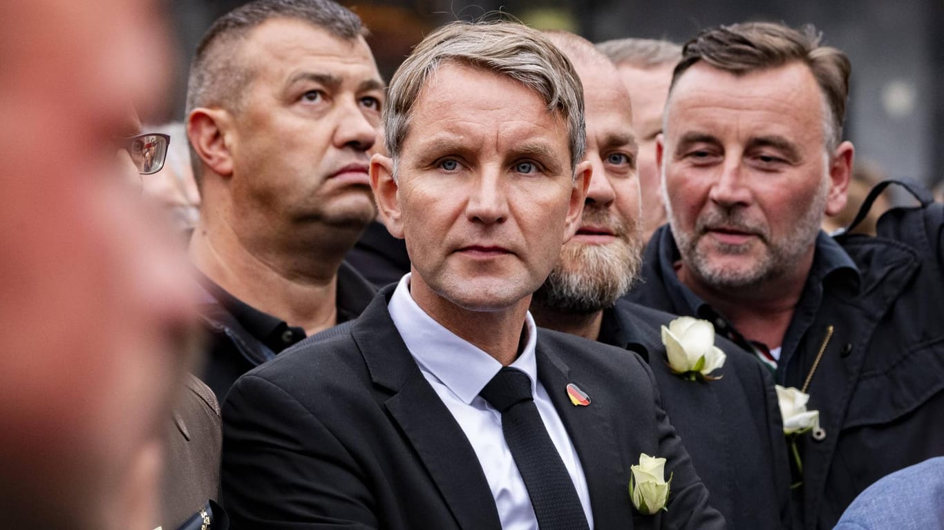 AfD-Fraktionsvorsitzender Björn Höcke bei einer Demo in Chemnitz – daneben: Siegfried Däbritz und Lutz Bachmann von Pegida. Die Thüringer Alternative für Deutschland ist zu einem Prüffall für den Verfassungsschutz geworden.