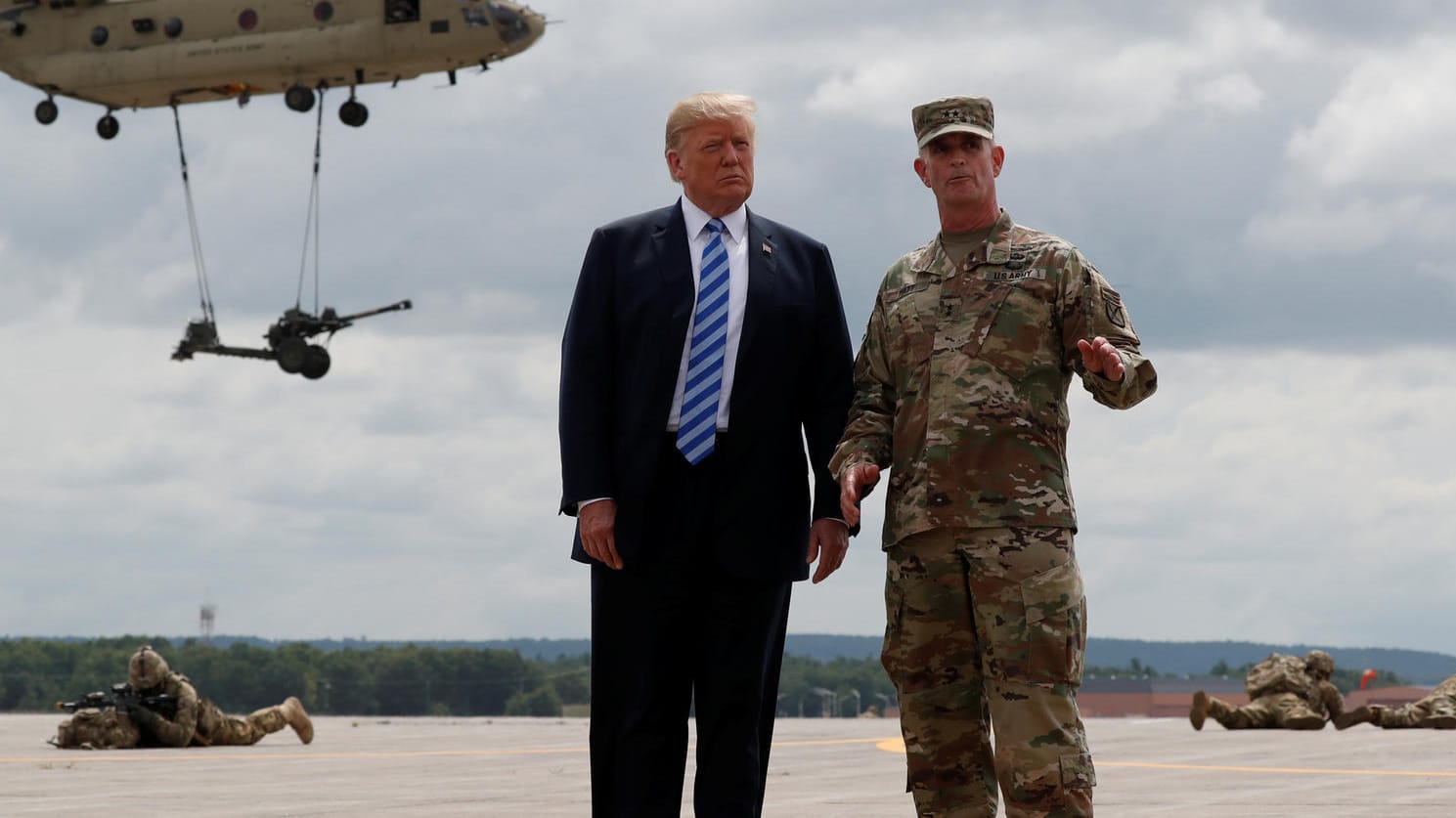 US-Präsident Donald Trump bei einem Truppenbesuch: Vor allem politische Themen bereiten den Deutschen Sorge.