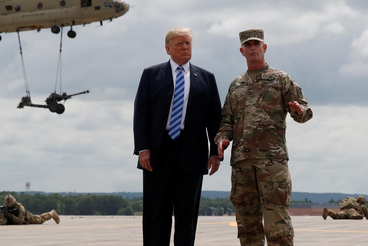 US-Präsident Donald Trump bei einem Truppenbesuch: Vor allem politische Themen bereiten den Deutschen Sorge.