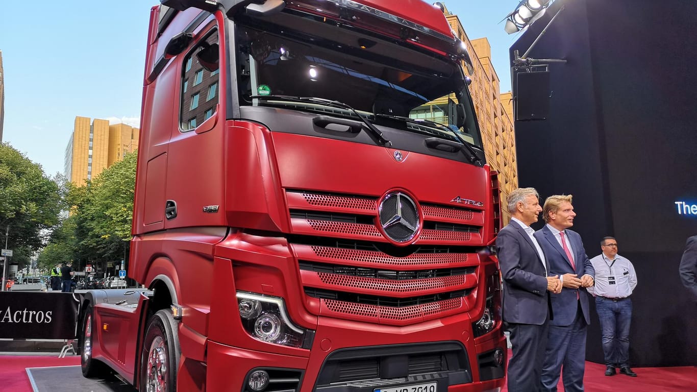 Mercedes-Benz Actros: Stefan Buchner (links), Leiter Mercedes-Benz Trucks, und Thomas Bareiß, Parlamentarischer Staatssekretär für Wirtschaft und Energie, präsentieren den Daimler-Lastwagen der Öffentlichkeit.