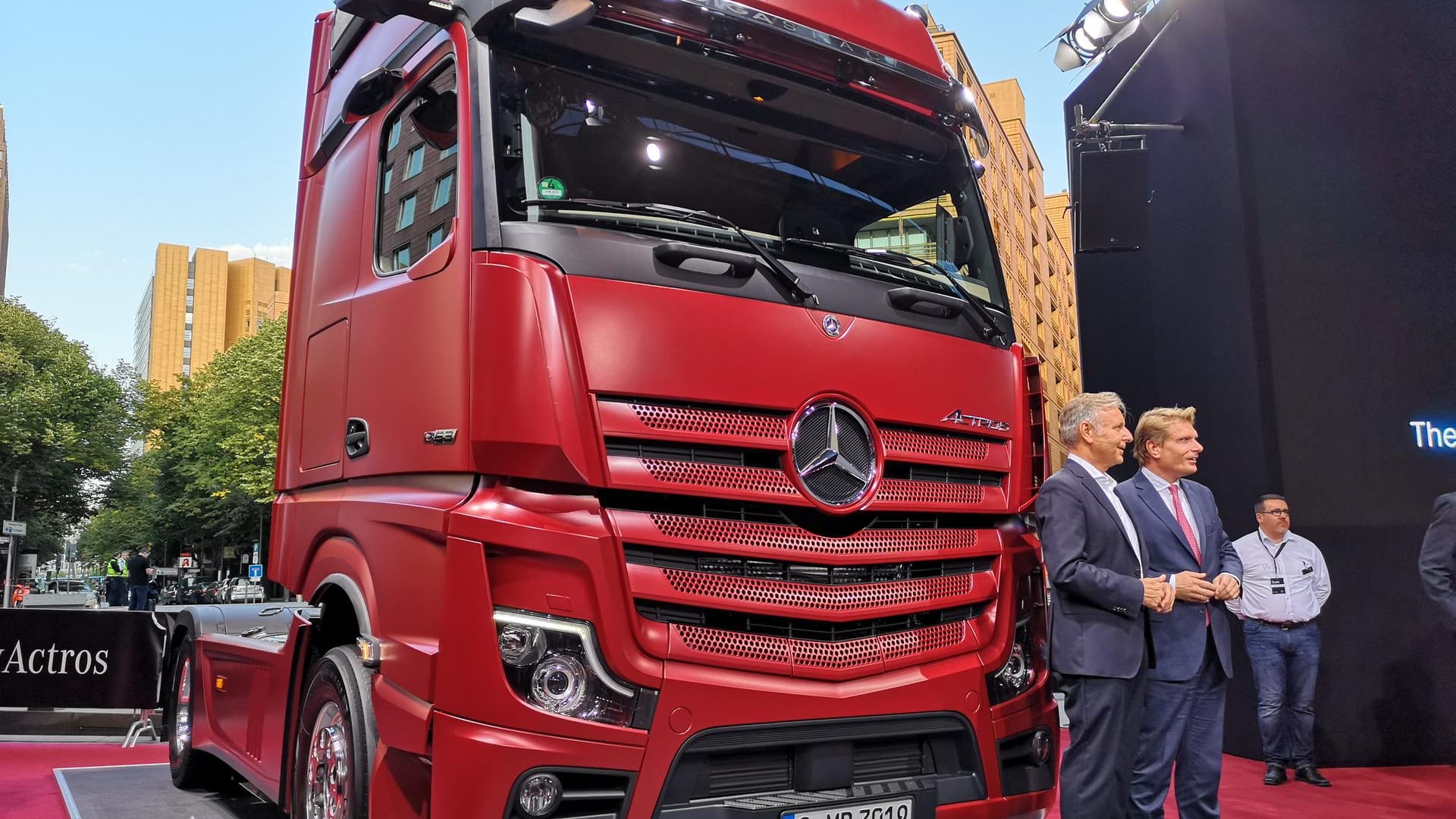 Mercedes-Benz Actros: Stefan Buchner (links), Leiter Mercedes-Benz Trucks, und Thomas Bareiß, Parlamentarischer Staatssekretär für Wirtschaft und Energie, präsentieren den Daimler-Lastwagen der Öffentlichkeit.