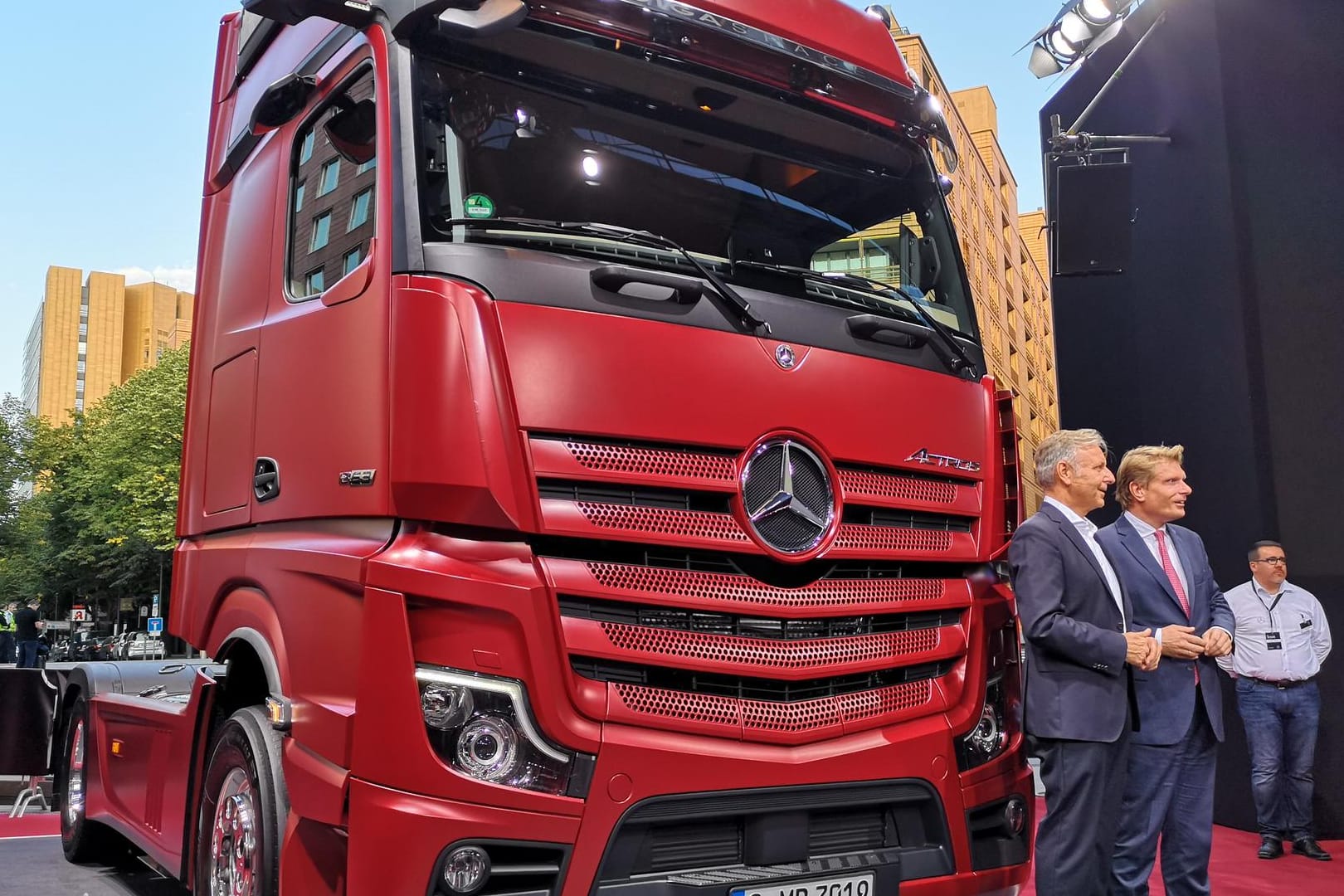 Mercedes-Benz Actros: Stefan Buchner (links), Leiter Mercedes-Benz Trucks, und Thomas Bareiß, Parlamentarischer Staatssekretär für Wirtschaft und Energie, präsentieren den Daimler-Lastwagen der Öffentlichkeit.