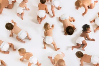 Babys mit verschiedenen Nationalitäten: In einem Krankenhaus in Brandenburg wollten Eltern nicht, dass ihr Kind sein Krankenzimmer mit einem Kind teilt, das aus einem anderen Land stammt.